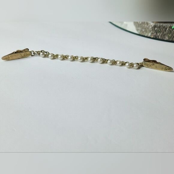 Vintage gold triple chain pearl sweater clip - Picture 4 of 8